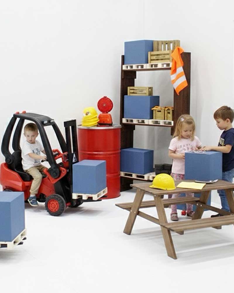 Kinder-Gabelstapler-Parcours von Confetti.de auf der SPIEL Essen 2025 – Stapeln wie die Großen