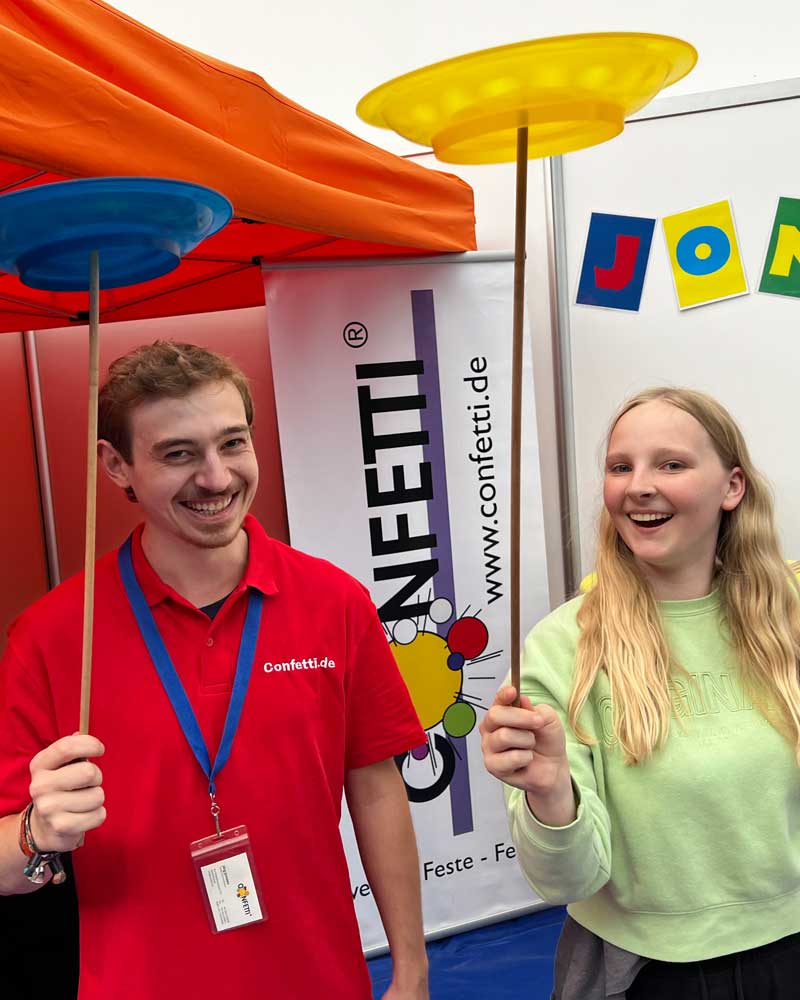 Jonglierstudio von Confetti.de auf der SPIEL Essen 2025 – Kinder und Erwachsene üben Tellerjonglage mit Spaß