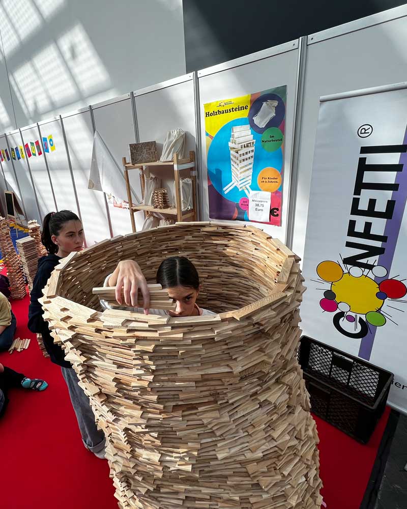 Holzbausteine-Aktion von Confetti.de auf der SPIEL Essen 2025 – kreative Bauwerke aus tausenden Holzsteinen