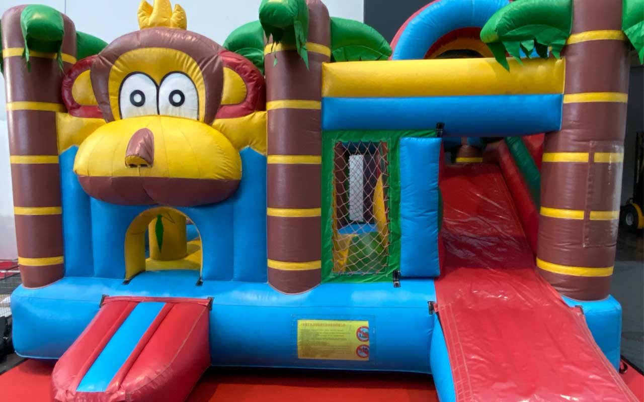 Bunte Multiplay-Hüpfburg von Confetti.de auf der SPIEL Essen Kinderprogramm 2025 mit Rutsche und lustigem Tiermotiv