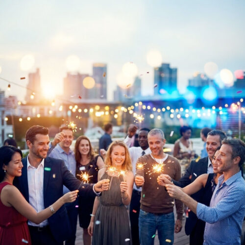 Menschen feiern mit leuchtenden Wunderkerzen auf einem Firmen- und Familienfest – Confetti.de Event-Marktplatz
